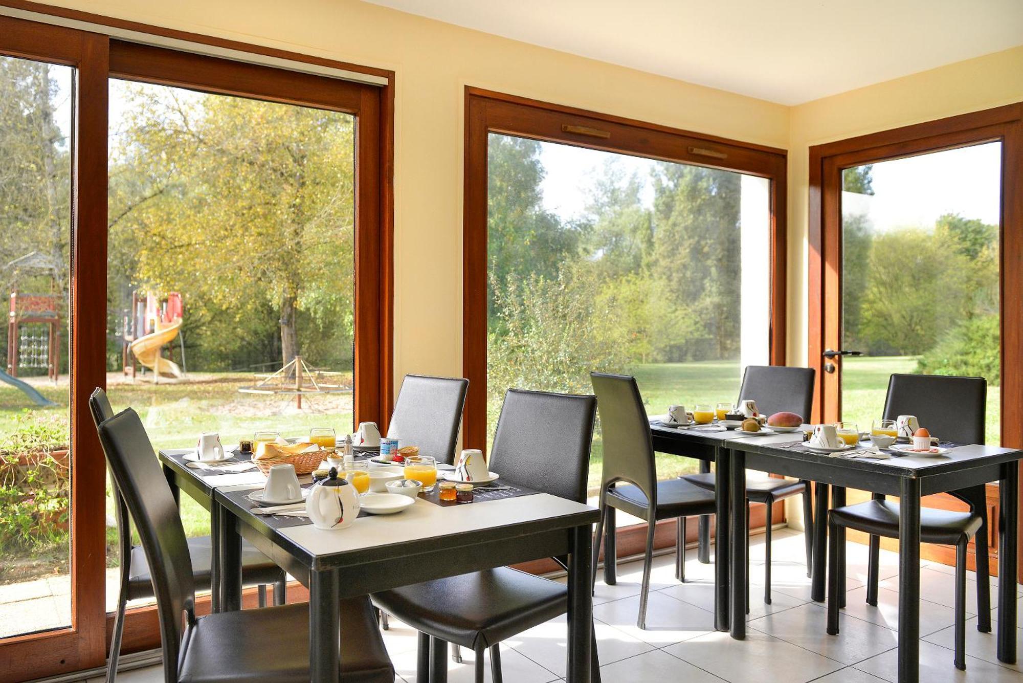 Hotel Restaurant Le Relais De Pouilly エクステリア 写真